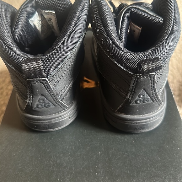 Nike Black Rugged Outdoor Boots - Picture 4 of 7